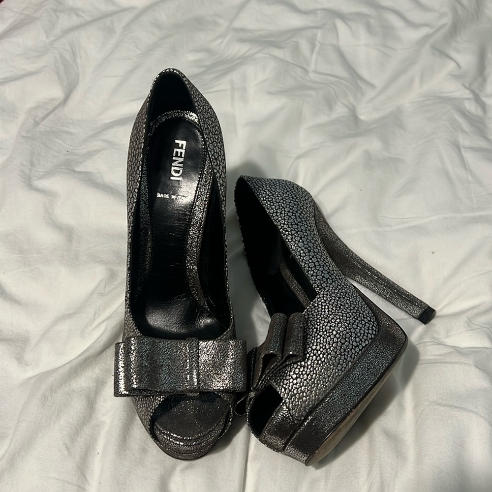Fendi silver metallic platform pump heels with bow